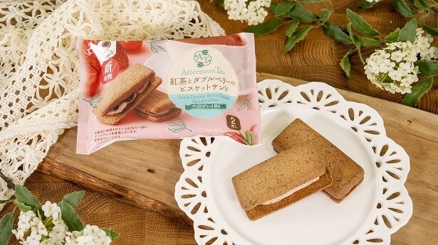 「紅茶とダブルベリーのビスケットサンド」