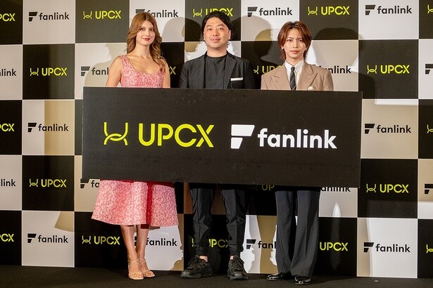 フォトセッションの様子。写真左から、マギーさん、中野誠さん、岩橋玄樹さん