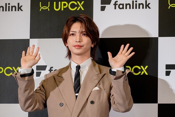 ファンに向けて、“トップスター”らしく両手で手を振る岩橋さん