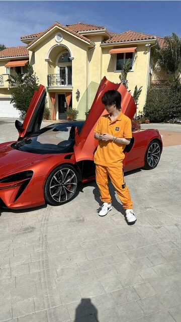 【写真】岩橋玄樹さんと愛車「2022 McLaren Artura」のツーショット