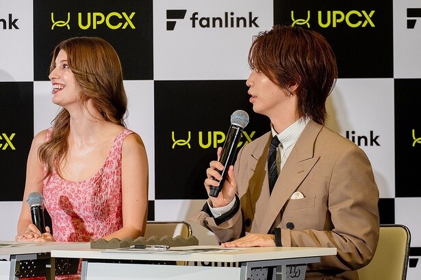 fanlinkについて、今後、想定される使い方について質問した岩橋さんは、熱心に耳を傾けていた
