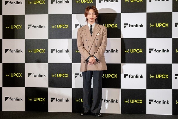 ベージュのダブルのスーツを颯爽と着こなしフォトセッションに臨んだ岩橋さん