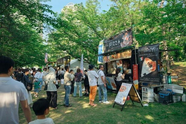 屋台も多数出店。多彩なフード＆ドリンクを明るい時間帯から楽しめる