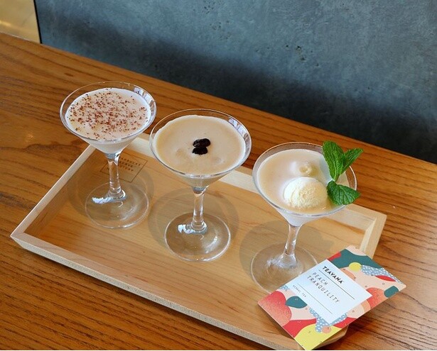 飲み比べできる「アリビアーモ コラーダ フライト」。ボタニカルティー「TEAVANA ピーチ トランクイリティ」からパイナップルの要素が感じられる。ミルクとクリームも使用