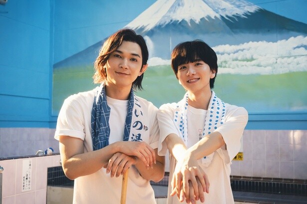 蘭丸と李仁が肩を寄せあい仲睦まじい様子が伺える場面写真