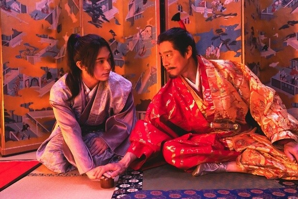 かつて蘭丸が寵愛を受けていた織田信長と手を取り合い見つめ合う妖しげなシーンも