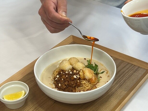 【写真】濃厚な豆乳とラー油の辛味、酸味の組み合わせが絶妙