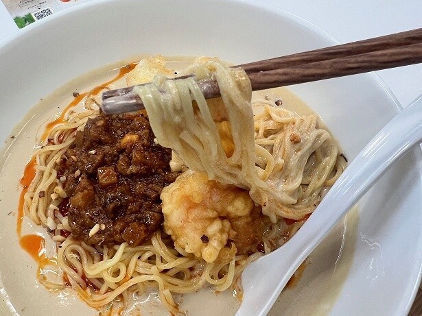 濃厚なスープが麺に絡む、絡む！