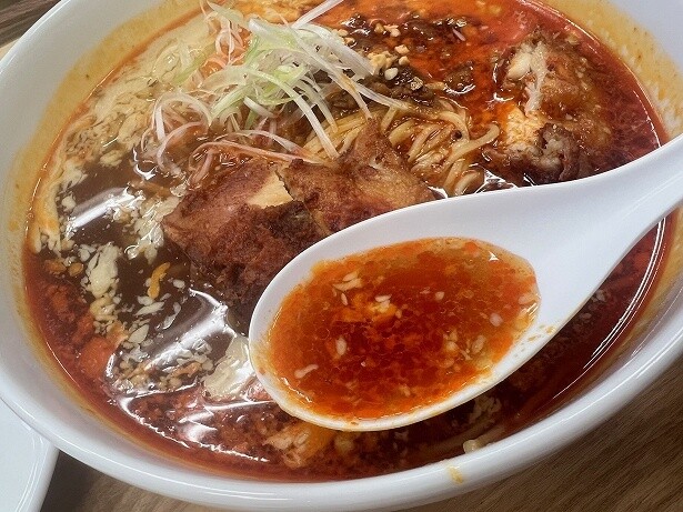 まずは分離させているスープを別々に味わう