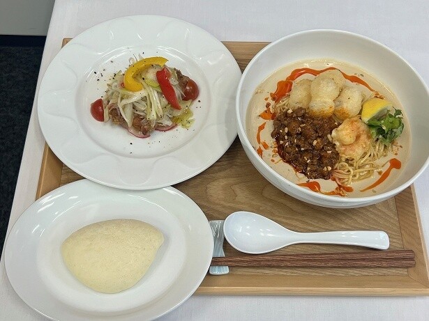 「オリエンタル冷やし豆乳担々麺～The answer to Asian noodle～」の「飯田店主おすすめセット」
