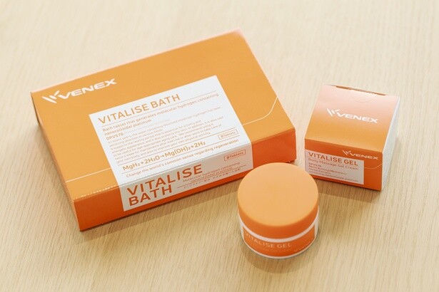 入浴剤「VITALISE BATH(バイタライズバス)」1個550円、8個3740円(左)とゲル「VITALISE GEL(バイタライズゲル)」3740円(右)