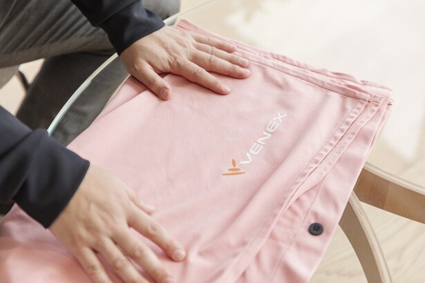 顧客からの声で商品化したもの一つが縦70センチ、横130センチの一枚布タイプの「リカバリークロス＋」1万1000円。アウトドア用品店で勤める人からのリクエストで生まれた。ピンク、ネイビー、ブラックの3色展開