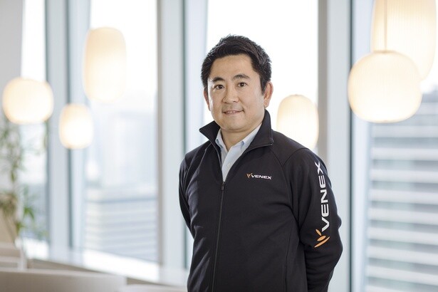 株式会社ベネクス代表取締役の中村太一さん。ベネクスのリカバリーウェアはアスリートの間で人気に火がつき、今ではスポーツ業界に限らず多くのファンを持つ