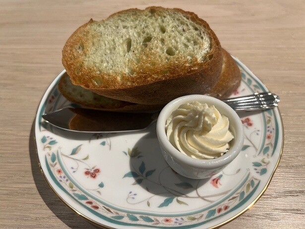 ほうれん草のパンに燻製バターがよく合う