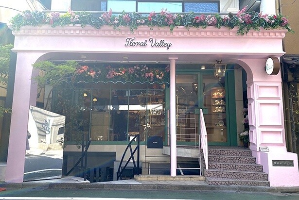 パステルピンクが目を引くかわいらしい店舗