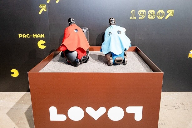 「LOVOT」もブルーとレッドのゴースト仕様でおめかし