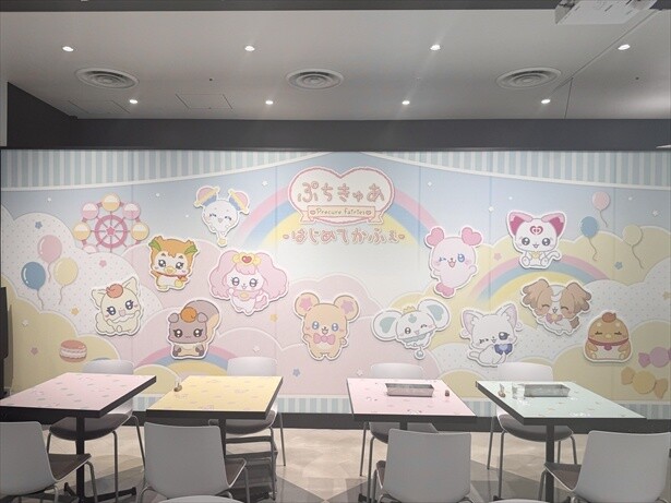壁側には12キャラクターの大きいイラストが！写真を撮るのにぴったりです