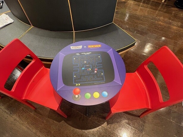 テーブルも一部「パックマン」仕様に