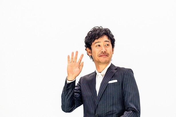 会場からの声援に、手を振り応える大泉さん