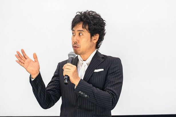 『探偵はBARにいる3』の過酷な撮影を振り返り、「パンツ一丁で船にくくりつけられて」と言うべきところを、「パンツにくくりつけられて」と言い間違え、会場の笑いを誘った