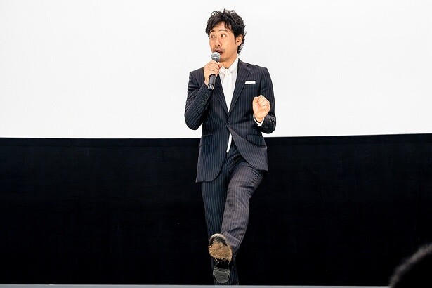 松田さんの運転を、モノマネを交えながら再現