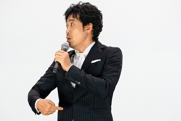 サウナシーンの話で、「メイクさんに“大泉さん、もうこれは絵ですよ”って言われました」と、お腹にしっかり筋肉を描いてもらっていたと明かした。しかも、「大泉さん、ちょっと濃くするのはできるよ。でもね何にもないとこには描けない」って言われ、「うるせぇな！いいから描けよ！プロだろ」と、描いてもらったことを裏話として披露してくれた