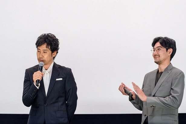 「4観たいですよね？」という観客席への問いに対し、大きな拍手が響き渡った劇場内。そんな観客と一緒に手を叩く松田さん