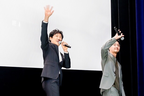 「ありがとう！またいつか会おう！ありがとう！」と、大きく手を振りながら舞台をあとにした