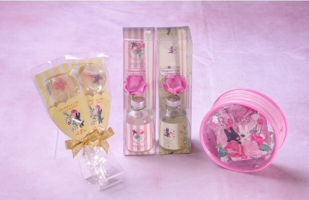 (写真左から)「エディブルフラワーキャンディ」(650円)、「ボタニカルディフューザー」(1700円)、「ビニールポーチ＆シュシュ」(910円)