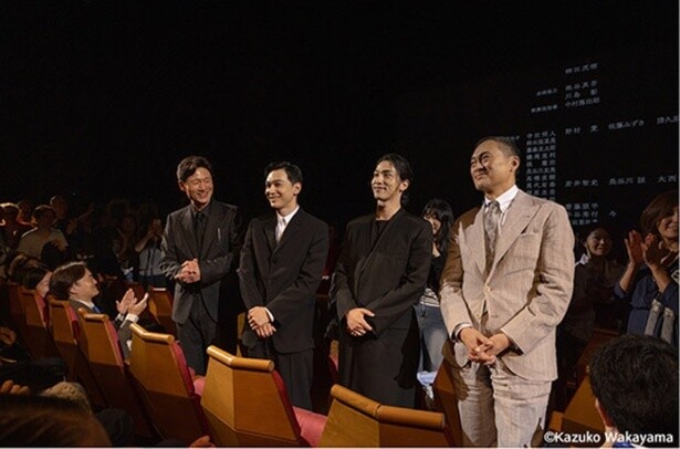 4人全員が涙を滲ませ、感謝の言葉を述べた