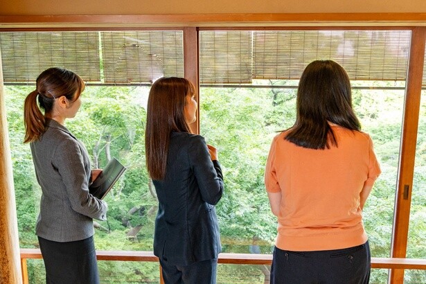 八芳園にある個室料亭「壺中庵」にて。窓からは日本庭園を眺められる。現在は施設改装工事に伴い、一時休業中