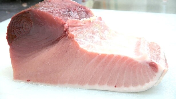 ブロックで仕入れた生本マグロを店内で切り分ける