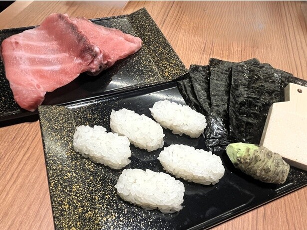 「生本まぐろ 中落ちセット」(1480円)。希少部位のため数量限定