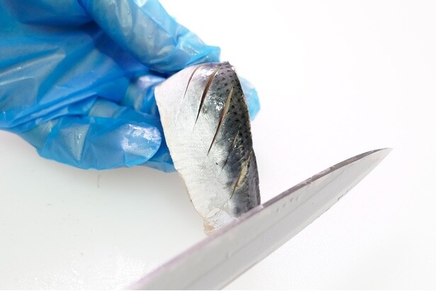 飾り包丁を施すと、寿司の具材を美しく見せることができ、味も浸透しやすくなる