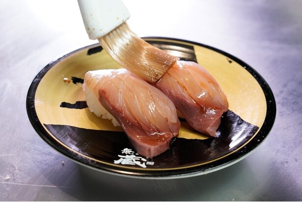 出汁醤油を直接ネタに塗ることで味が凝縮され、ネタとシャリのバランスがよくなる