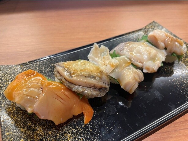 一皿で数種類のネタが味わえる盛り合わせも人気。「貝五種盛り」(1200円)