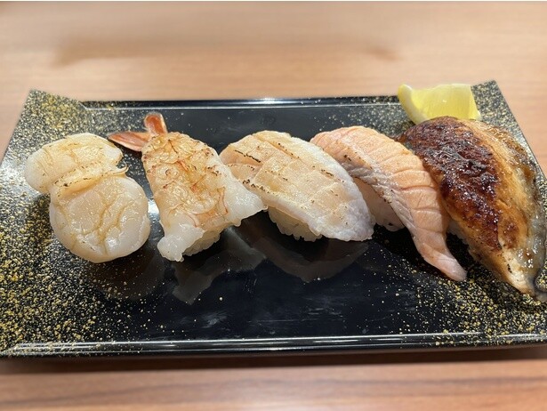 炙りほたて、炙り赤えび、炙りびんちょう大とろ、炙り生サーモン、炙りうなぎが一皿に盛られた「炙り五種盛り」(930円)