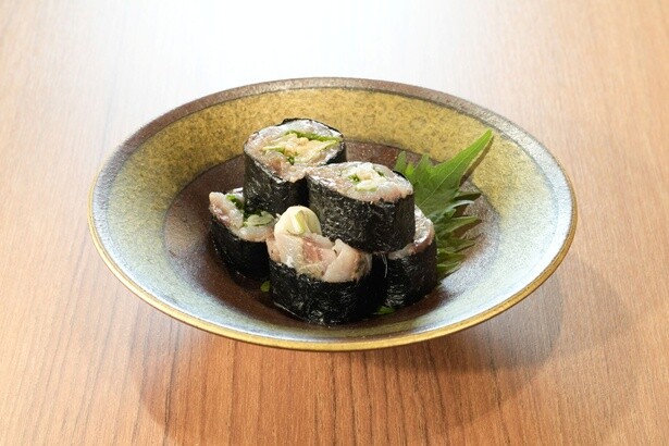 イワシと特製ガリ、芽ネギ、大葉を海苔で巻いた「【有明海苔】いわし薬味巻」(480円)。お酒が進む逸品