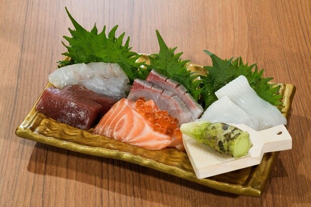 生本ワサビ付きの「刺身盛り合わせ」(2980円)