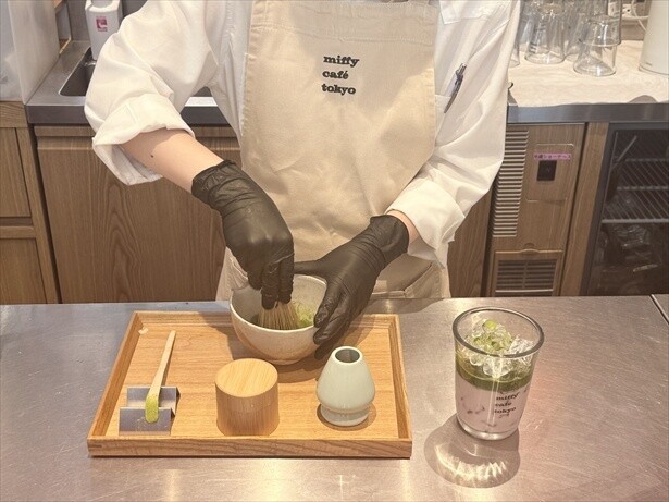 その場で抹茶を点てる本格派メニュー