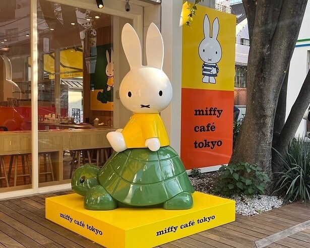 代官山駅前の「miffy cafe tokyo」は店舗前のミッフィーのスタチューが目印。フォトスポットとしても人気