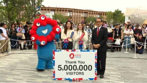 500万人目となった松村有夏さんと坂田綾香さん