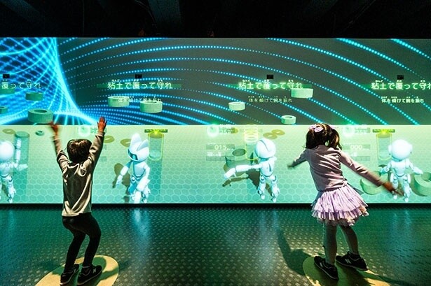 「粘土で覆って守れ」のミッションでは、タイミングと体の傾きをコントロールするのがコツ！