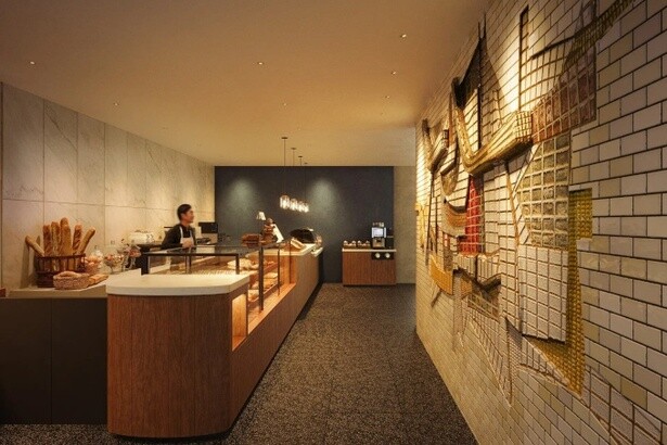 泰山タイルアートはカフェの空間に既存のまま活用する