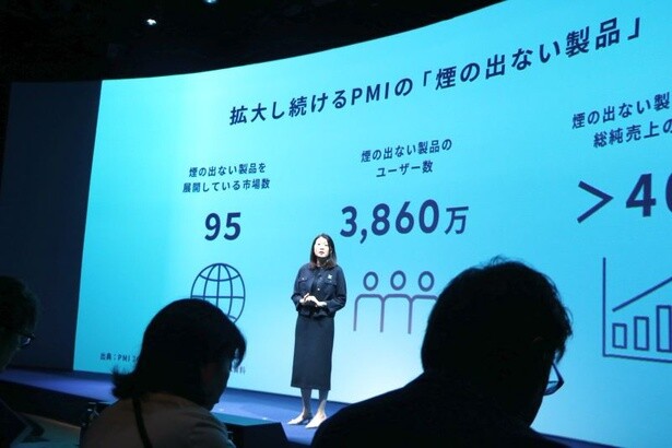 「『IQOS Together X』2025年キャンペーン発表会」の様子。社長のシェリー・ゴーさんも登壇