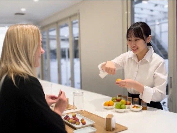 【写真】梅コンシェルジュが試飲を交えながら丁寧にサポート
