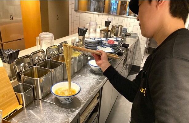 「鶏油は通常量の『淡麗』のほか、少し多めの『まろ味』にもできますよ」と店長の湯浅さん