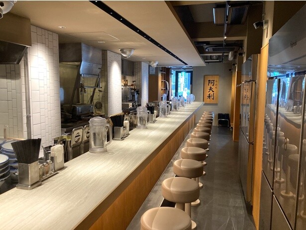 週末は朝5時まで通し営業。夜中には締めの一杯を求める客も多い