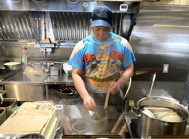 店長の石坂さん。スタッフがオリジナルTシャツでお出迎え