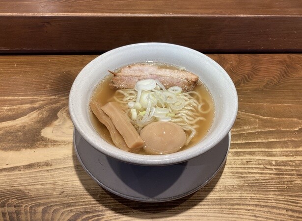 「らーめんmacro」焼豚1枚のせ(薄＋煮玉子)(1100円)。「替え玉」(170円)もある